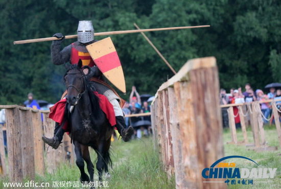俄罗斯人庆祝中世纪节 穿盔戴甲重现骑士对决
