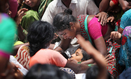 印度一列火车与校车相撞致12名儿童死亡[1]-