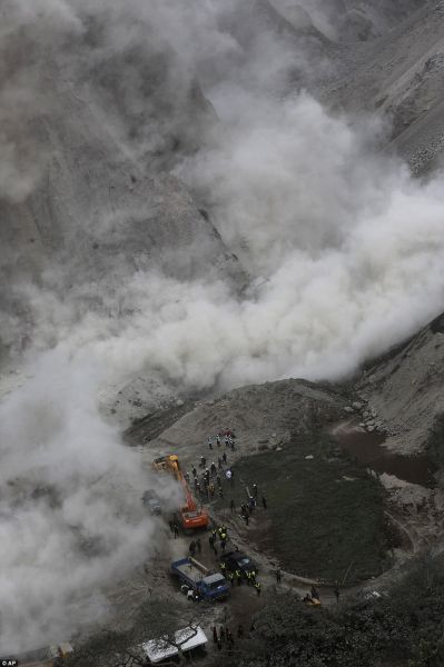 厄瓜多尔地震引发采石场山体滑坡严重 中国承包商工人