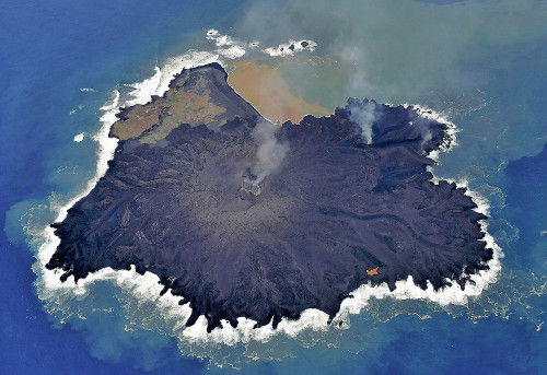 自2013年11月开始持续火山喷发活动而面积不断扩大的小笠原群岛的西之