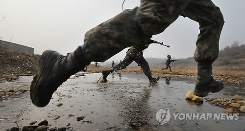 韩国一名新兵被5名老兵集体虐待1个月后身亡，该事件经曝光后引发极大反响。（韩联社）