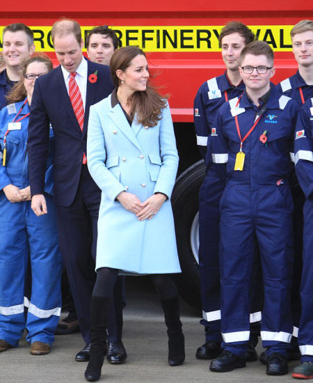 英国威廉王子夫妇视察炼油厂 凯特王妃孕肚初显