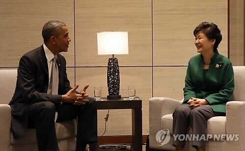 正在北京访问的韩国总统朴槿惠11日在北京同美国总统奥巴马举行首脑会谈。