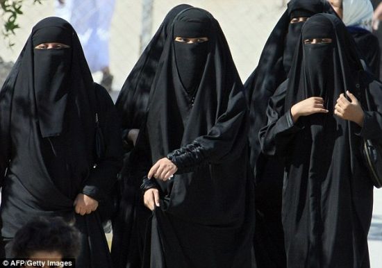 沙特餐馆禁止女性入内 因其公开调情抽烟玩手
