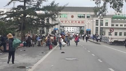 越南出台边境地区购物免税新规 越边民蜂拥中