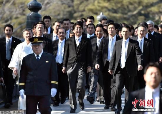 资料图：当地时间2015年1月5日，日本三重县伊势市，日本首相安倍晋三参拜伊势神宫。