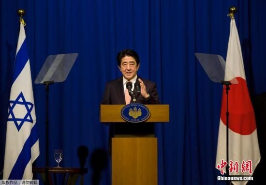日本首相安倍晋三在以色列耶路撒冷就“伊斯兰国”绑架两名日本人质召开新闻发布会。期间，安倍在电脑上观看了“伊斯兰国”绑架两名日本人质的视频。