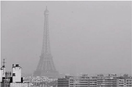 巴黎伦敦等地遭遇雾霾天气 埃菲尔铁塔“消失”|雾霾|空气污染|埃菲尔铁塔_新浪新闻