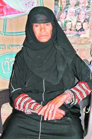 埃及寡妇女扮男装43年 完美妈妈打工养活全家