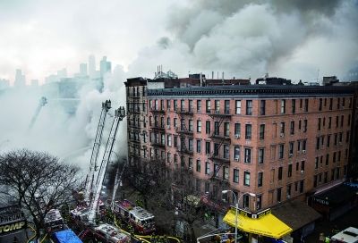 漏气"夷平"大楼 事发美国纽约 大楼爆炸引发火灾 致12