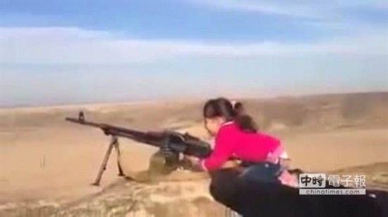 、　　小女孩便手持一把比她还大的机关枪，往前方沙漠扫射，一连开了好几枪。(台湾中时电子报)