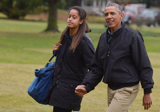 奥巴马（右）和大女儿玛利亚（资料图）