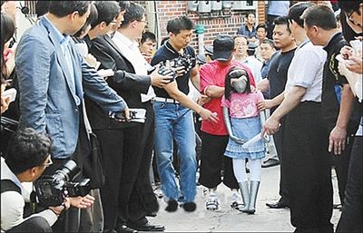 2010年6月,涉嫌性侵小学女生的韩国男子金某,在警方的羁押下回到作案现场,用假人演示作案经过。/ 2010年6月,涉嫌性侵小学女生的韩国男子金某,在警方的羁押下回到作案现场,用假人演示作案经过。