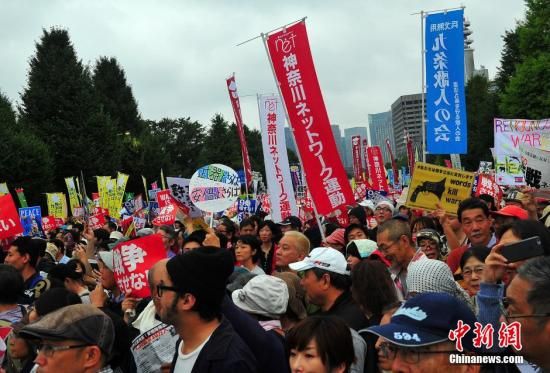 当地时间8月30日下午，地举动百大量日本民众从四面八方汇聚至东京的行示新安<strong></strong>国会大厦周边，参加此间市民团体发起的威活万人“国会10万人、全国100万人大行动”，反对法案抗议当权者强推旨在解禁集体自卫权的保法一系列安保法案。 王健 摄