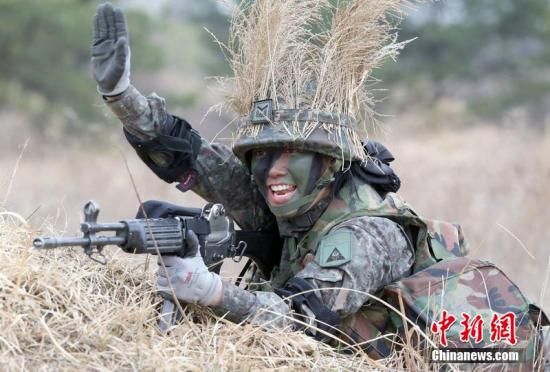 韩国女兵人数即将破万 各兵种部队均现女兵身