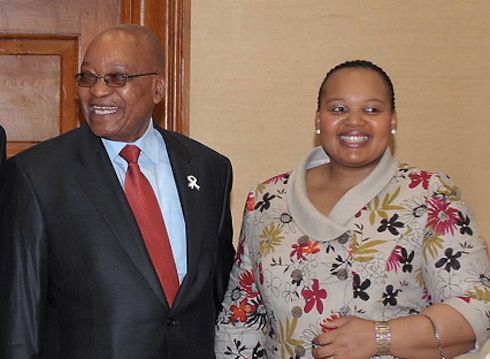 资料图：南非总统祖马和其妻子恩图利