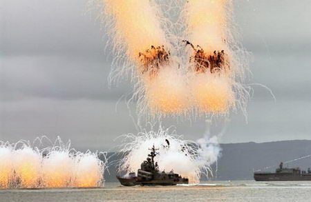 图文:俄国军舰庆典上开火庆祝海军节