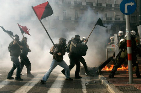 图文:希腊无政府主义者与警察对抗