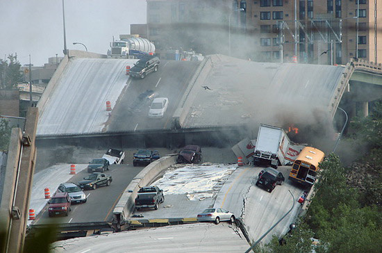 图文:明尼苏达大桥坍塌事故