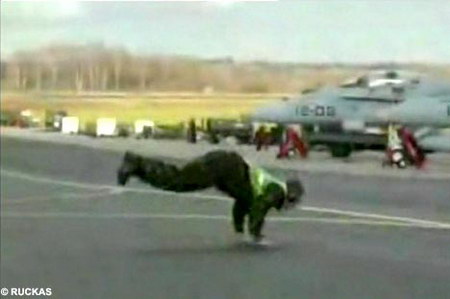 英国空军军官跳舞指挥飞机起飞(视频)
