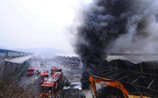 利川市一冷冻仓库当天发生爆炸并引发火灾.