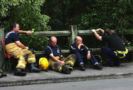 图文:正在休息的消防员