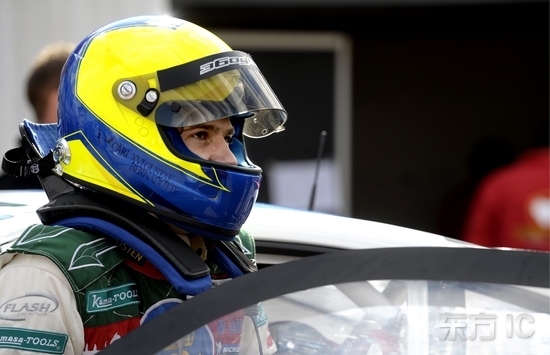 组图:瑞典王子参加保时捷卡雷拉赛车比赛