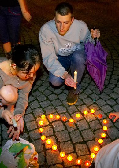 图文：中国留学生与国际友人为灾区祈福