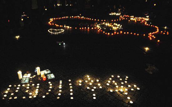图文:悼念者在德国将蜡烛摆成中国地图形状