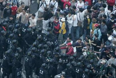 韩国4万名示威者与警方发生激烈冲突(图)