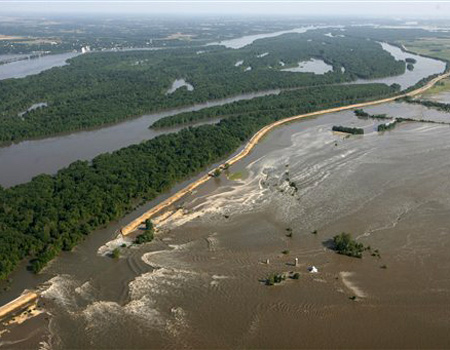 美国密西西比河面临全面决堤(组图)