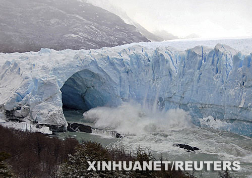 阿根廷冰川受气候变暖影响冬季崩塌(组图)