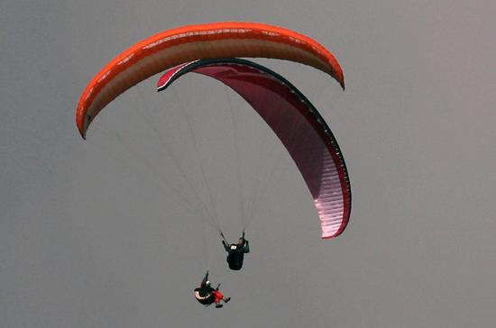 组图：英国举行2008年滑翔伞杯比赛