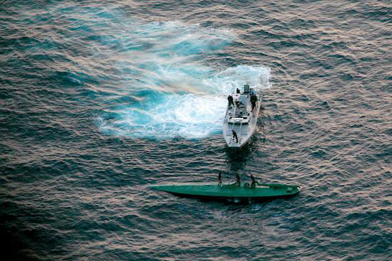 组图:墨西哥海军截获自制运毒潜艇