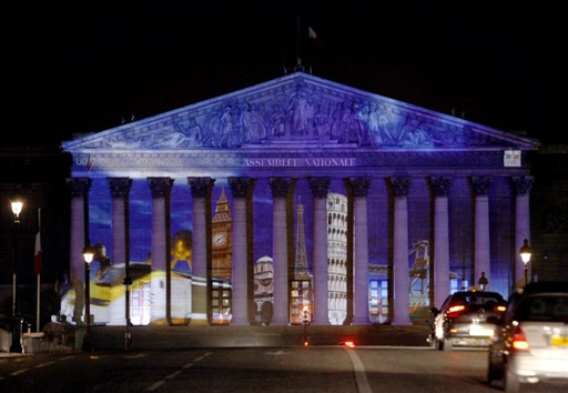 组图：巴黎国民议会大厦外墙映出欧盟图像