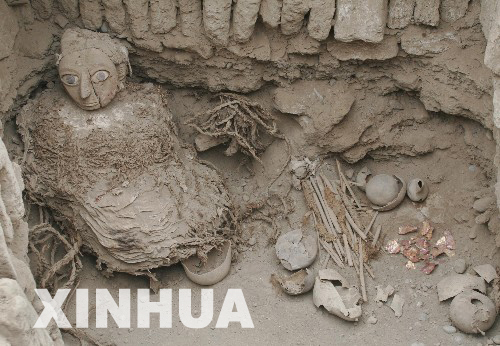 秘鲁出土3具1300年前木乃伊(组图)