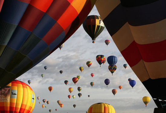 组图：美国阿尔伯克基国际热气球节开幕