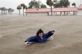 图文：新奥尔良居民从洪水中走过
