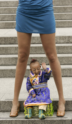 图文:世界最矮男子和世界最高的女人
