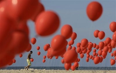 图文:里约里热内卢海滩上的红气球