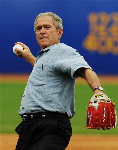 图文:布什在北京奥运会期间现身棒球场