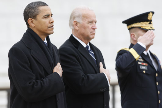 组图:奥巴马与拜登向无名墓战士敬献花圈