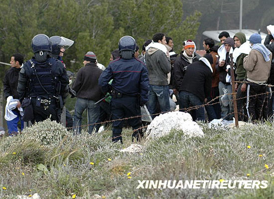 组图：意大利南部被拘留非法移民焚烧收容中心