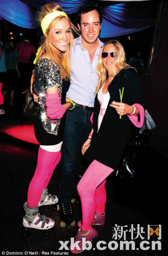 英国媒体称哈里王子携新欢回王宫过夜(组图)