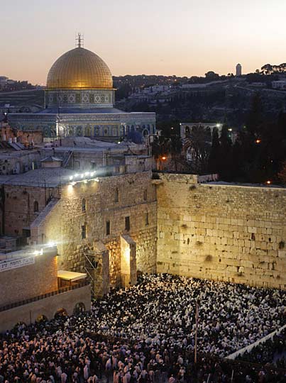 数万犹太人聚集哭墙前向太阳祈福(组图)