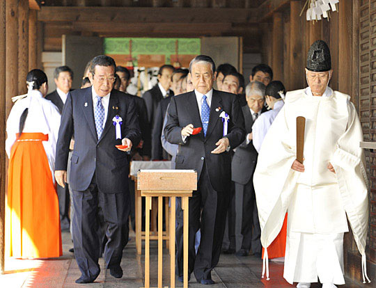 日本87名议员108名议员代理参拜靖国神社(图)