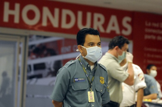 图文:洪都拉斯国际机场工作人员全部佩戴口罩