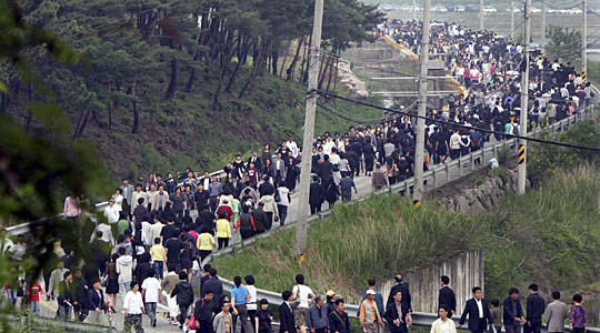 组图：韩国民众冒雨悼念卢武铉