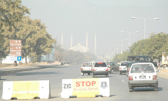 组图:巴基斯坦首都伊斯兰堡大雾弥漫