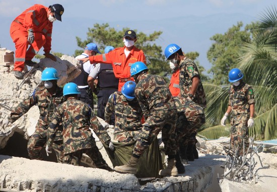 图文:中国国际救援队挖掘出一具外国人尸体